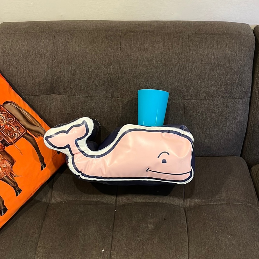 Vineyard vines adorable drink holder! Hold your beer or soda - Picture 1 of 6